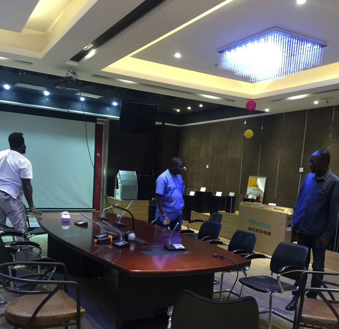 塞內加爾客戶參觀大展廳會議系統