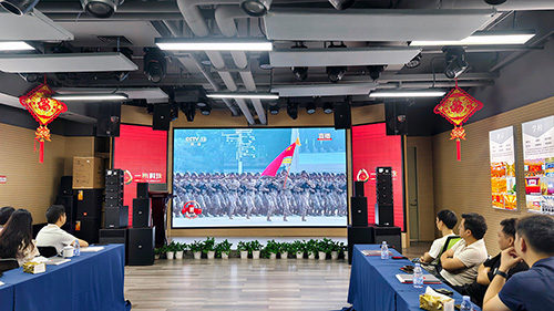 一禾科技員工齊聚多功能演示廳，共睹九三閱兵盛況！